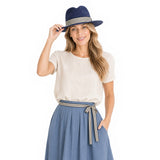 Chapeau-de-Paille-Avec-Ruban-Bleu-2